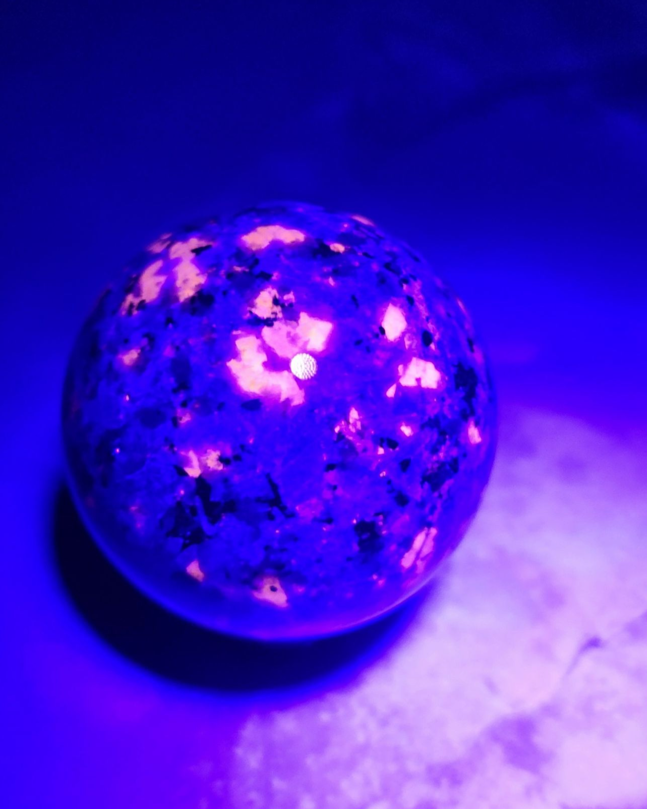 Yooperlite Sphere (UV Reactive)