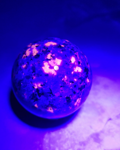 Yooperlite Sphere (UV Reactive)